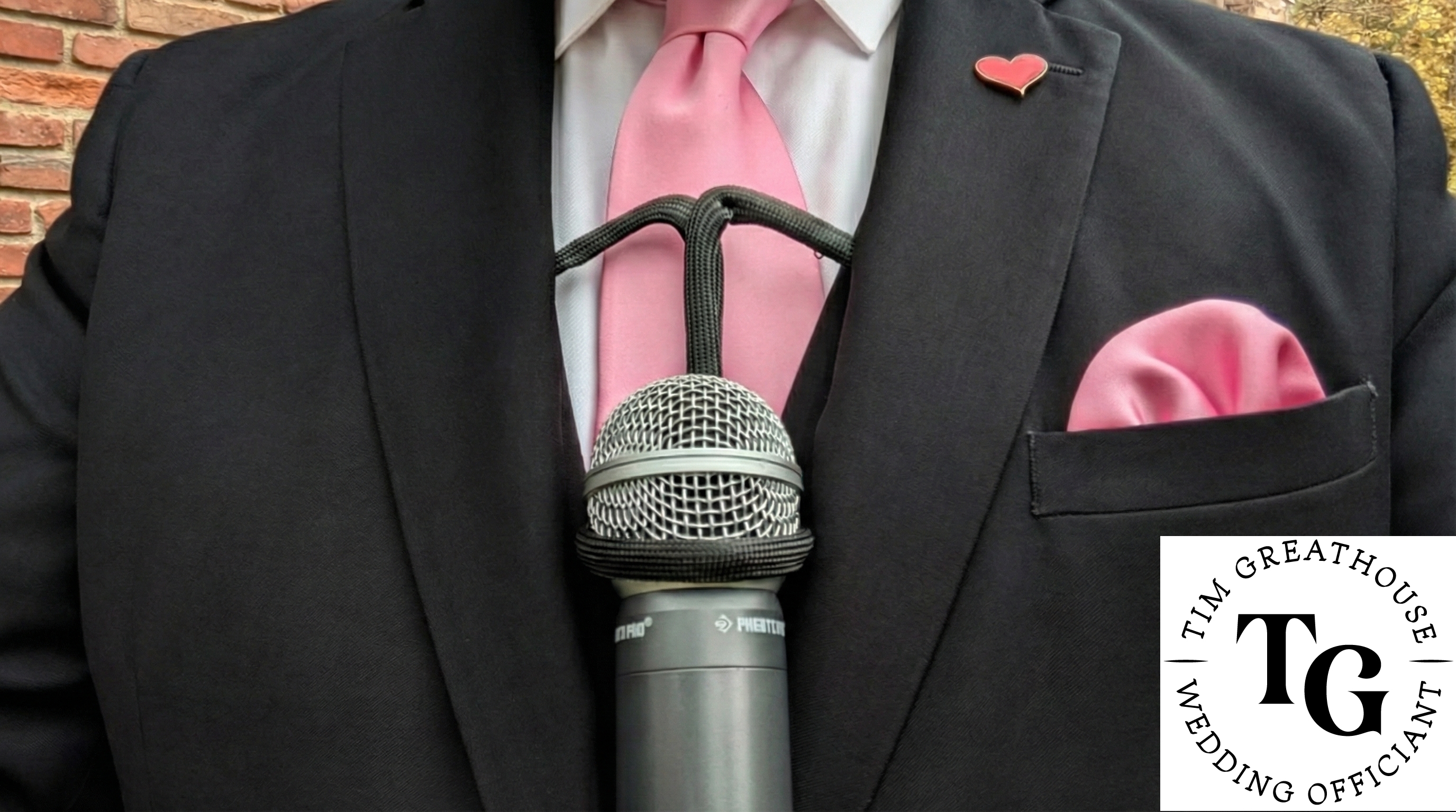 Behold the human microphone stand!